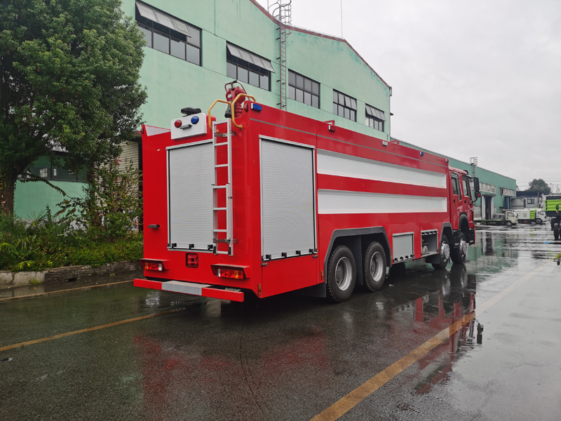 國(guó)三重汽豪沃25噸水罐消防車