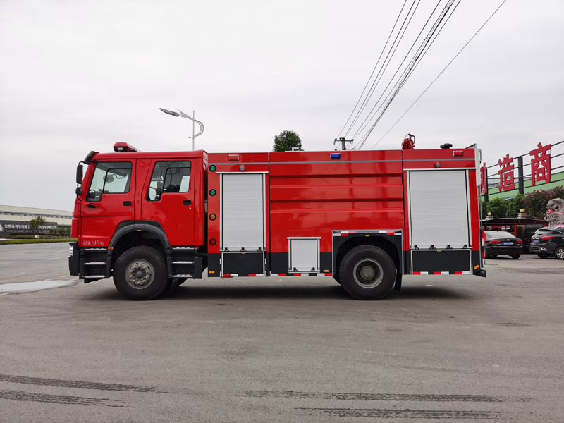 重汽豪沃8噸水罐消防車