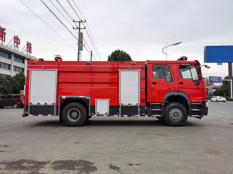 重汽豪沃8噸水罐消防車