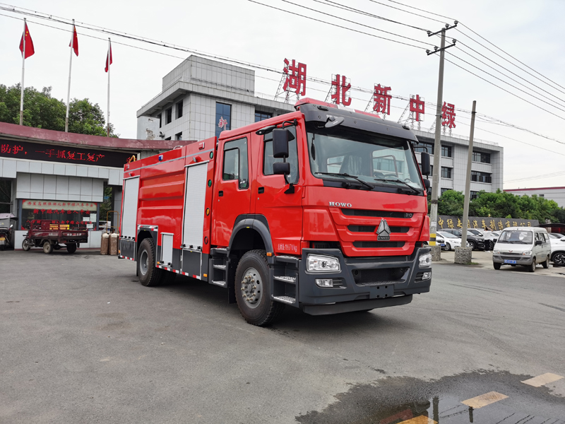 重汽豪沃8噸水罐消防車