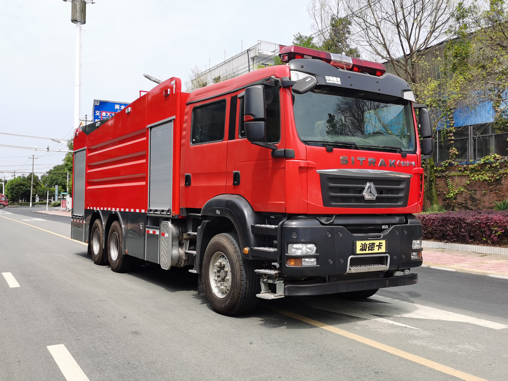 重汽汕德卡17噸水罐消防車