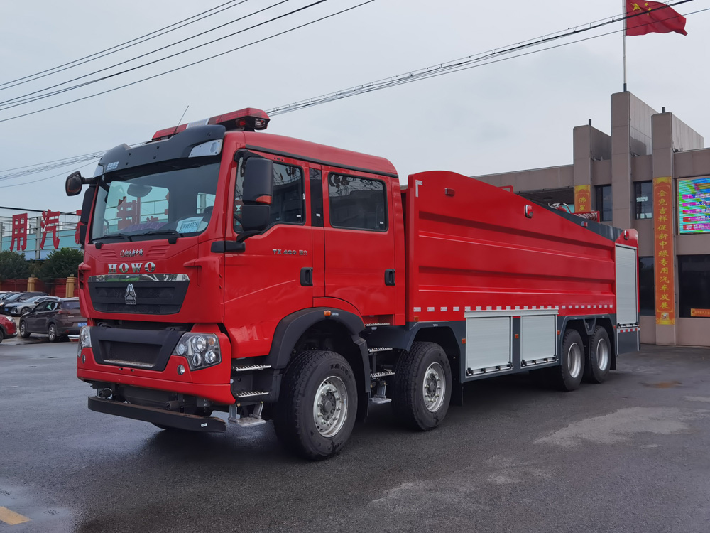 重汽豪沃25噸水罐消防車