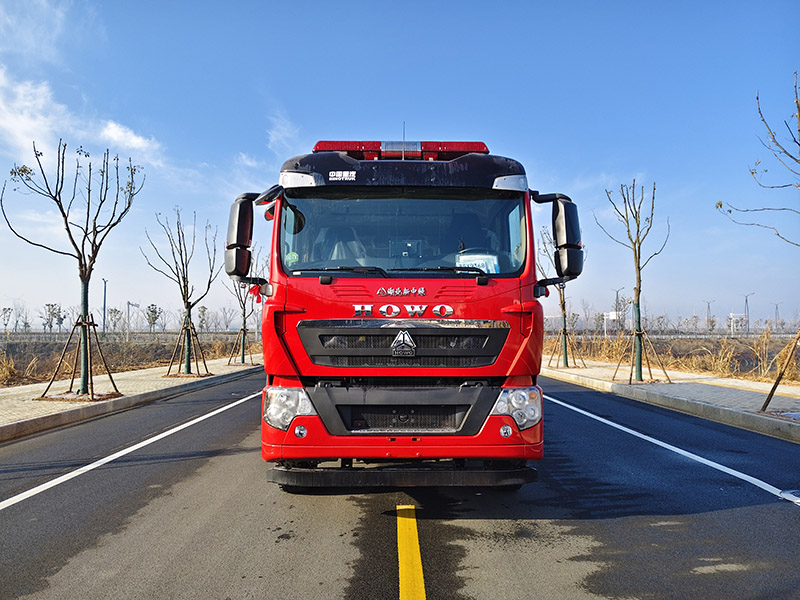 重汽豪沃8噸水罐消防車